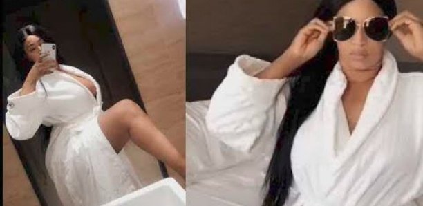 Depuis sa salle de bain, Diaba Sora montre presque tout…