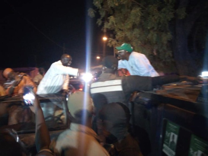 Kaffrine: poignée de main entre Idrissa Seck et Issa Sall Kaffrine: poignée de main entre Idrissa Seck et Issa Sall