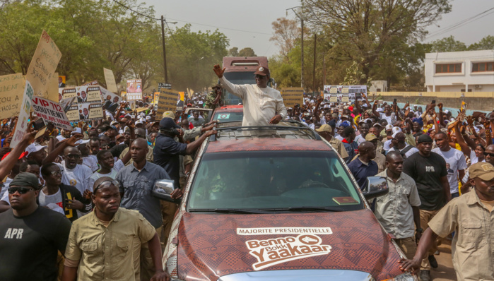 Macky Sall fait sa marche marron et surpasse ses adversaires