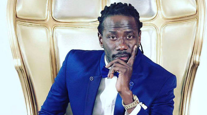 Vidéo – Anniversaire de mariage : Gnagna, l’epouse de Carlou D, surprend l’artiste avec… Vidéo – Anniversaire de mariage : Gnagna, l’epouse de Carlou D, surprend l’artiste avec…