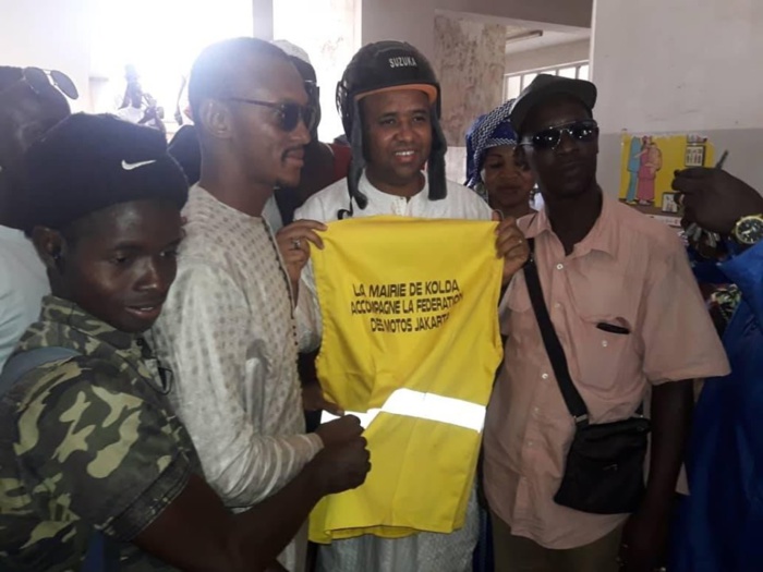 Le Directeur Général de la poste Abdoulaye Bibi Balde offre 500 gilets et 500 casques aux conducteurs de jakartas à kolda Le Directeur Général de la poste Abdoulaye Bibi Balde offre 500 gilets et 500 casques aux conducteurs de jakartas à kolda