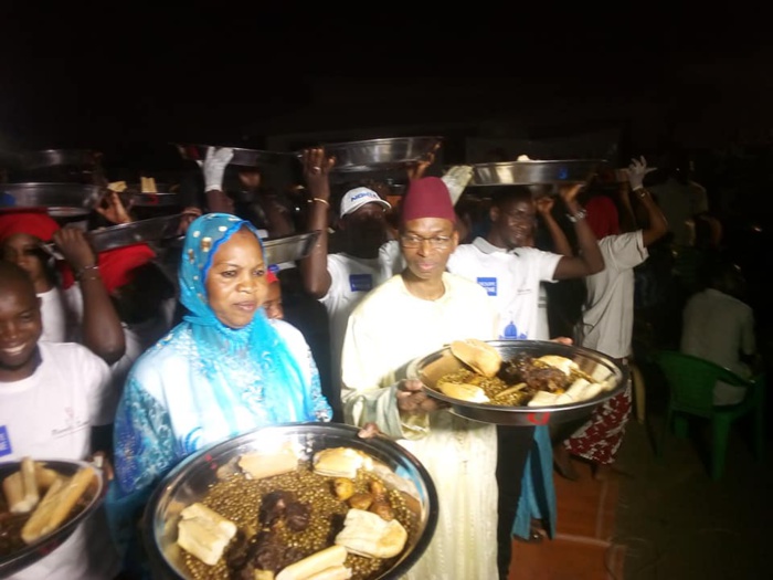 Le ministre de l'agriculture et de l’équipement rural professeur Moussa balde a offert une marmite du cœur aux populations du fouladou. Le ministre de l'agriculture et de l’équipement rural professeur Moussa balde a offert une marmite du cœur aux populations du fouladou.