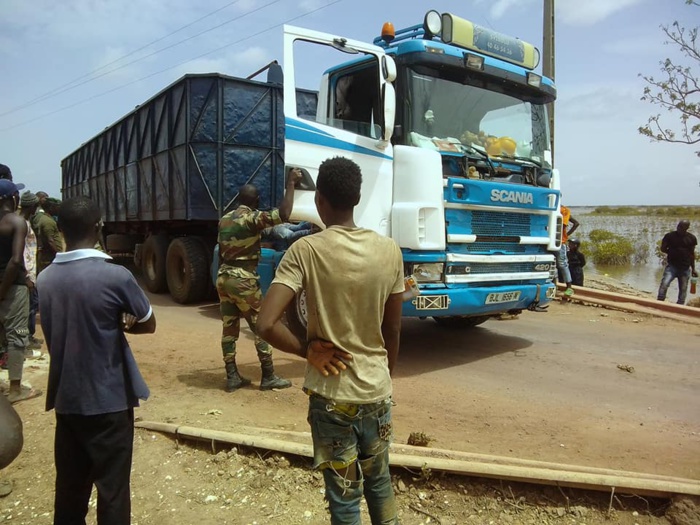 Pont de Diouloulou / Un camion remorque a failli tomber dans le marigot