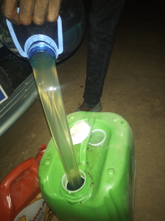 Rufisque/Alerte : La station Eydon sise à la sortie N° 9 de l'autoroute à péage vend de l'eau à la place de gasoil à des clients.