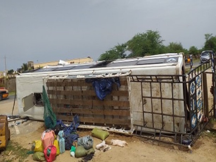 Saint-Louis: un bus se livre à une course, se renverse et fait 34 blessés dont 2 graves Saint-Louis: un bus se livre à une course, se renverse et fait 34 blessés dont 2 graves