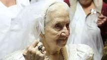 REGARDEZ. Elle se marie le jour de ses 100 ans