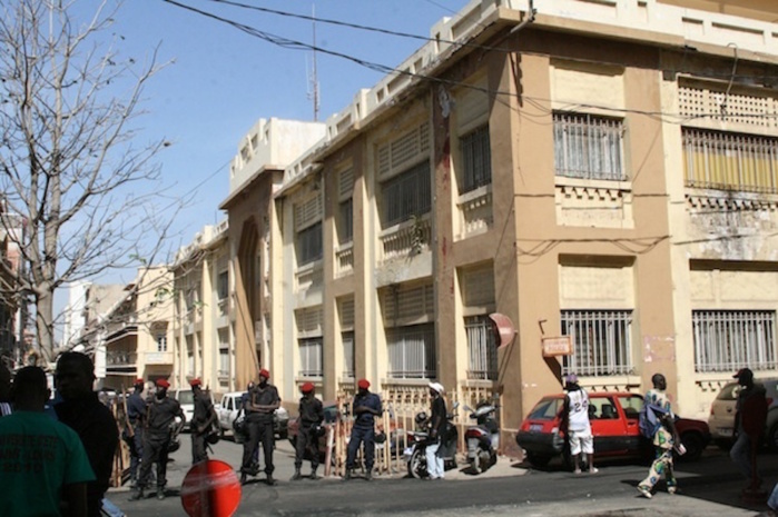 Pour les beaux yeux d'une plaignante : Un commissaire de police arrête une domestique