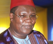 Saint-Louis : Ousmane Ngom offre un tapis d’une valeur de 5 millions FCFA à une mosquée