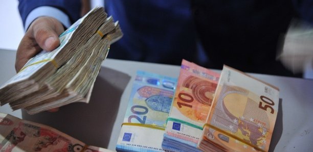 Trafic de devises : Deux agents du ministère des Affaires étrangères arrêtés à Paris avec 100 000 euros.
