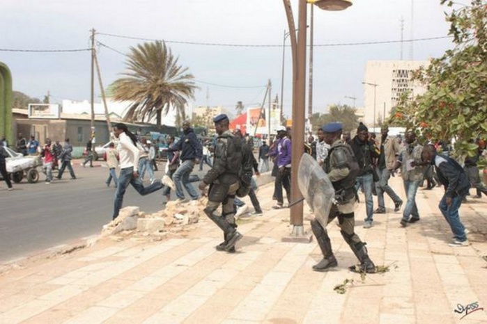 MARCHE "GNO LANK GNO BAGN" : Les étudiants réclament la libération de leur professeur Babacar Diop MARCHE "GNO LANK GNO BAGN" : Les étudiants réclament la libération de leur professeur Babacar Diop