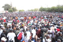 Victimes et proches de "martyrs" étalent leur douleur sur la place de l’Obélisque