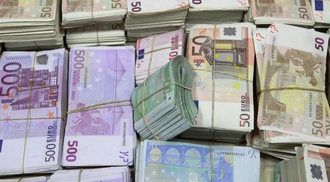 Le célèbre homme d'affaires, la riche héritière et le "prêt" de 250 millions