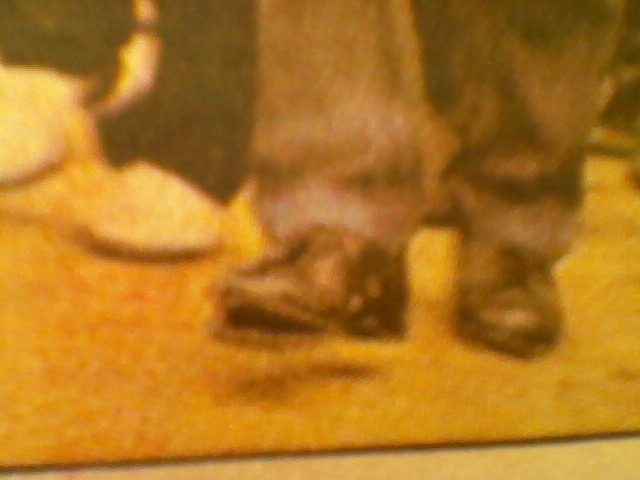 REGARDEZ. En visite dans les zones inondées, le Pm y laisse son... talon