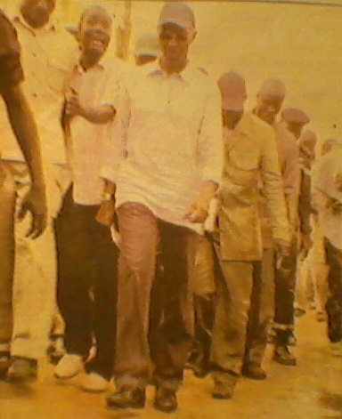 REGARDEZ. En visite dans les zones inondées, le Pm y laisse son... talon