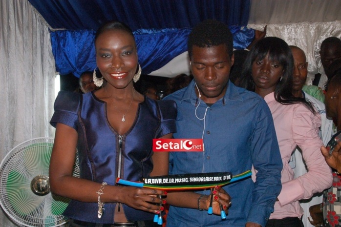 REGARDEZ. Coumba Gawlo reçoit un cadeau d'un fan