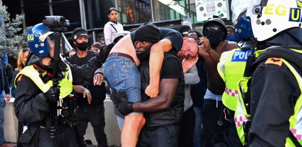 Londres : Un manifestant d'extrême droite secouru par un homme du mouvement "Black Lives Matter