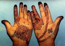 Charmé par le henné mauritanien, Mme Macky Sall emmène avec elle des haneyatt