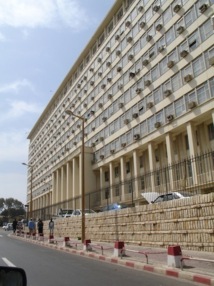 Six ministres pris en otage par un ascendeur au Building administratif