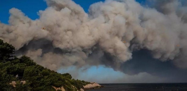 Un incendie ravage 800 hectares près de Marseille, 1 200 personnes évacuées