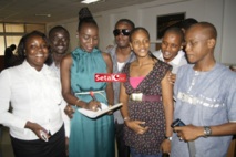 Coumba Gawlo entrain de signer des autographes pour ses fans guinéens