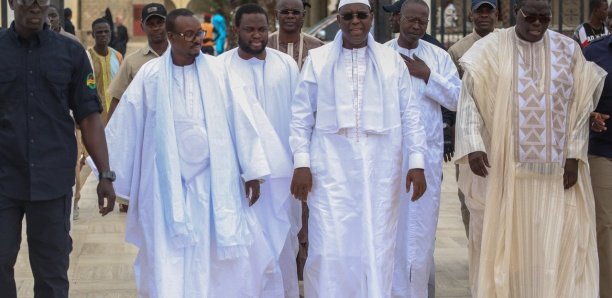 VISITE DE MACKY CE LUNDI A TOUBA : 02 MINISTRES DISTRIBUENT DES ENVELOPPES D'ARGENT À...