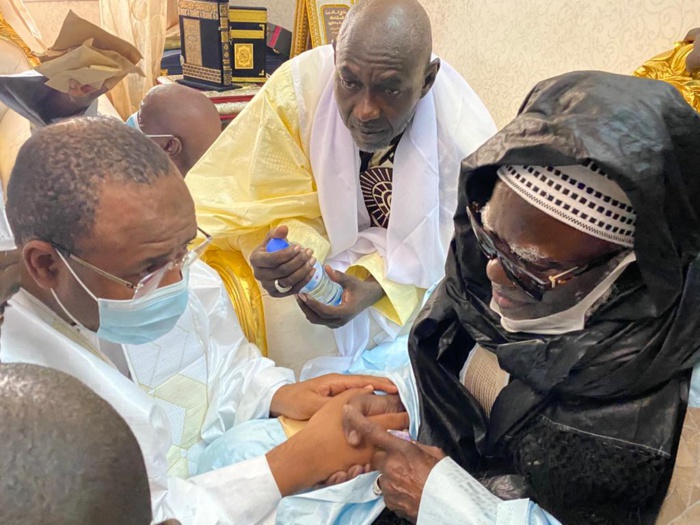 le Directeur Général du Groupe la Poste accompagné d’une forte délégation s’est rendu chez le Khalife Général des Mourides Serigne Mountakha Mbacké le Directeur Général du Groupe la Poste accompagné d’une forte délégation s’est rendu chez le Khalife Général des Mourides Serigne Mountakha Mbacké