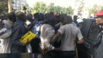 Dernieres minutes: Abdoul Aziz Diop de la Fncl brutalisé par les forces de sécurité devant l'Assemblée nationale