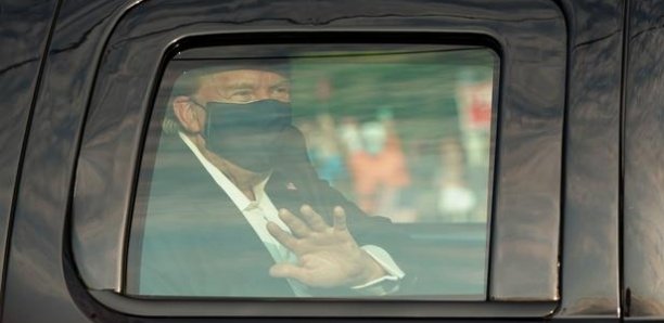 Donald Trump sort saluer ses partisans à l'extérieur de l'hôpital