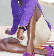 Boucles d’oreilles, chaines, fétiches, tenues en couleur féminine : L’époque des hommes qui s’habillent en femme