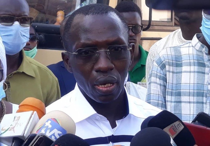 Kaolack : Le DG du COUD offre deux bus et une ambulance aux étudiants de l'université El Hadj Ibrahim Niass Kaolack : Le DG du COUD offre deux bus et une ambulance aux étudiants de l'université El Hadj Ibrahim Niass