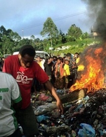 Une femme accusée de sorcellerie brûlée vive