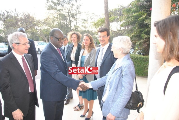REGARDEZ.  La cérémonie de décoration au Grand Croix de l’Ordre Français du Mérite à Moustapha Niasse.