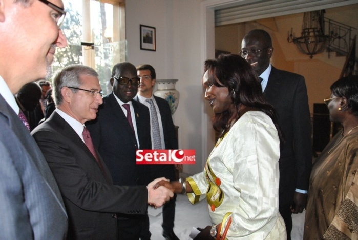 REGARDEZ.  La cérémonie de décoration au Grand Croix de l’Ordre Français du Mérite à Moustapha Niasse.
