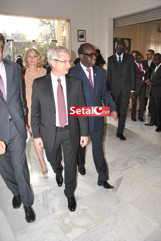 REGARDEZ.  La cérémonie de décoration au Grand Croix de l’Ordre Français du Mérite à Moustapha Niasse.