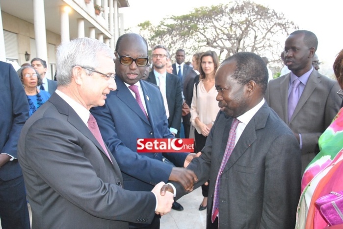 REGARDEZ.  La cérémonie de décoration au Grand Croix de l’Ordre Français du Mérite à Moustapha Niasse.