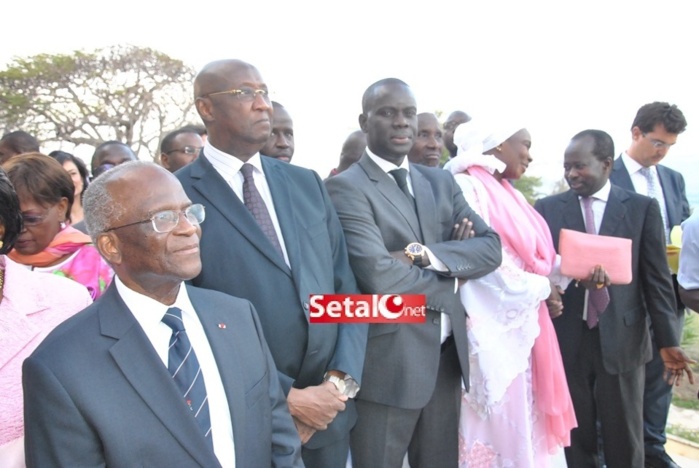 REGARDEZ.  La cérémonie de décoration au Grand Croix de l’Ordre Français du Mérite à Moustapha Niasse.