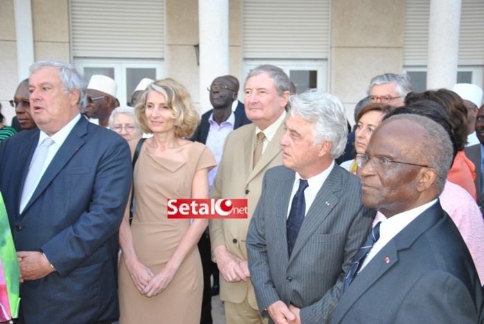 REGARDEZ.  La cérémonie de décoration au Grand Croix de l’Ordre Français du Mérite à Moustapha Niasse.
