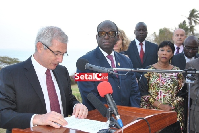REGARDEZ.  La cérémonie de décoration au Grand Croix de l’Ordre Français du Mérite à Moustapha Niasse.