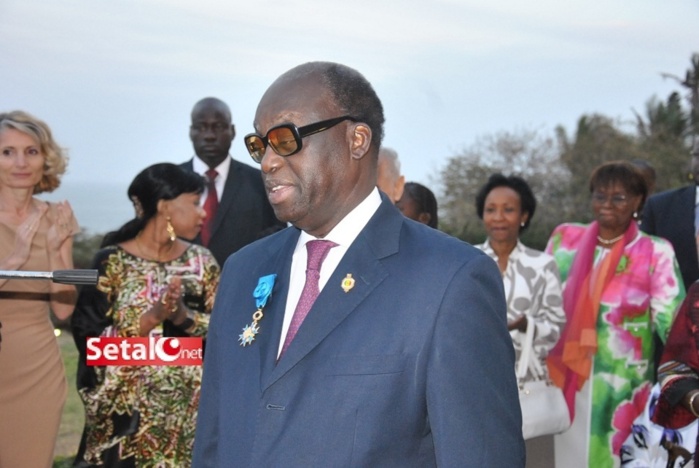 REGARDEZ.  La cérémonie de décoration au Grand Croix de l’Ordre Français du Mérite à Moustapha Niasse.