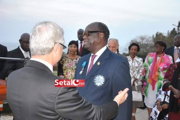 REGARDEZ.  La cérémonie de décoration au Grand Croix de l’Ordre Français du Mérite à Moustapha Niasse.
