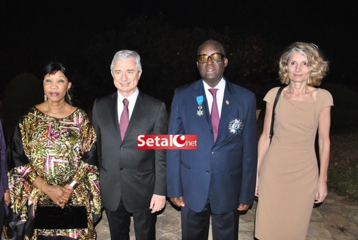 REGARDEZ.  La cérémonie de décoration au Grand Croix de l’Ordre Français du Mérite à Moustapha Niasse.