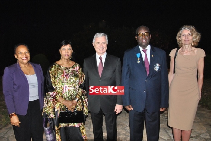 REGARDEZ.  La cérémonie de décoration au Grand Croix de l’Ordre Français du Mérite à Moustapha Niasse.