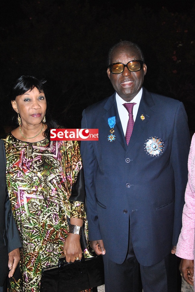 REGARDEZ.  La cérémonie de décoration au Grand Croix de l’Ordre Français du Mérite à Moustapha Niasse.