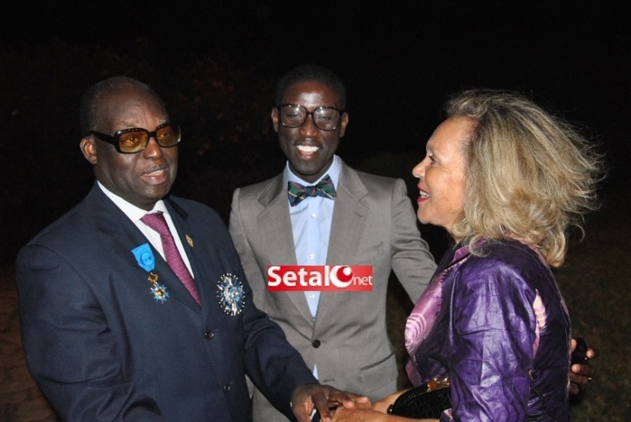 REGARDEZ.  La cérémonie de décoration au Grand Croix de l’Ordre Français du Mérite à Moustapha Niasse.