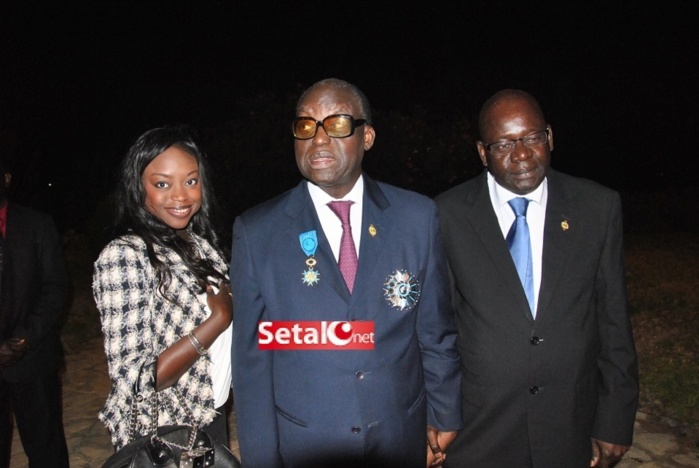 REGARDEZ.  La cérémonie de décoration au Grand Croix de l’Ordre Français du Mérite à Moustapha Niasse.