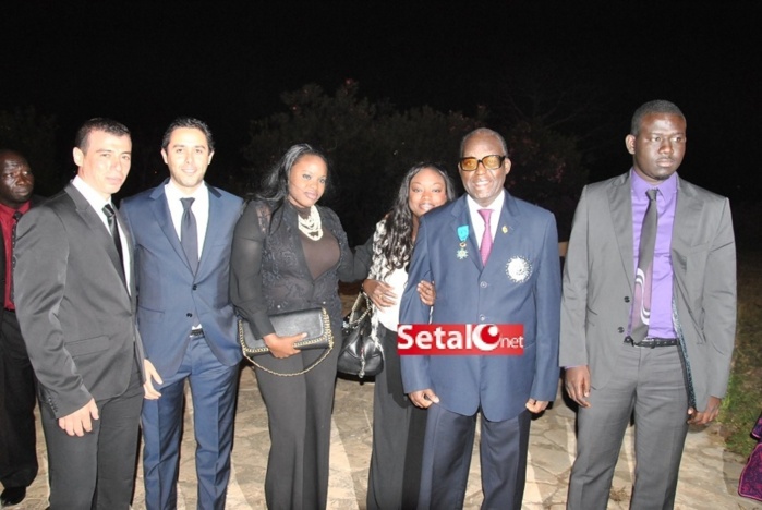 REGARDEZ.  La cérémonie de décoration au Grand Croix de l’Ordre Français du Mérite à Moustapha Niasse.
