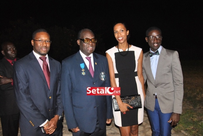 REGARDEZ.  La cérémonie de décoration au Grand Croix de l’Ordre Français du Mérite à Moustapha Niasse.