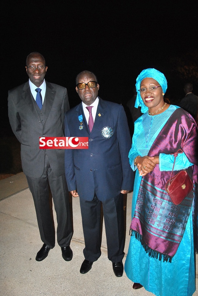 REGARDEZ.  La cérémonie de décoration au Grand Croix de l’Ordre Français du Mérite à Moustapha Niasse.