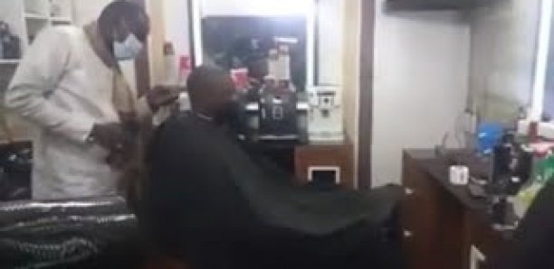 En pleine tempête Adji Sarr, Sonko se rend à pied chez son coiffeur