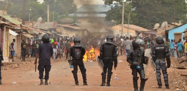 Top Banner Top BannerSociete Émeutes en Gambie : 30 pirogues de Sénégalais brûlées.